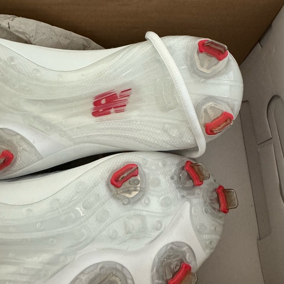 New Balance Women’s Metal Softball Cleats - Picture 6 of 8